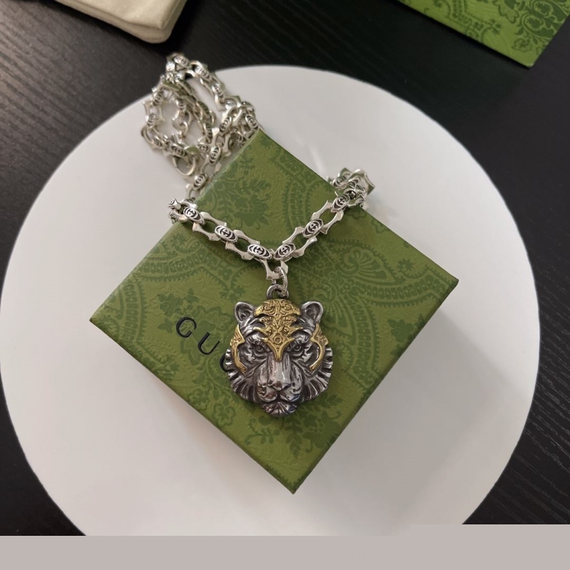 G*u*i necklaces